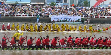 50 boat racing teams compete at rice festival